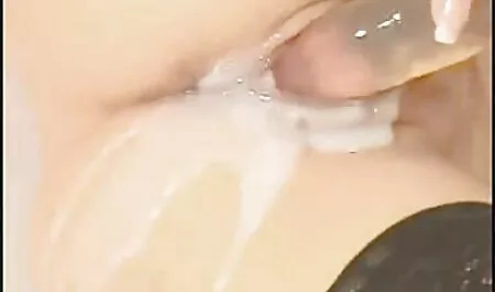 Egy kis ribanc teszi a srác nyúlik anya lanya leszbi a seggét, punci