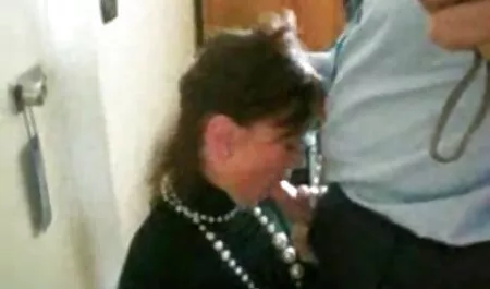 Szexi tini megalázza csöpögő puncik a rabszolga