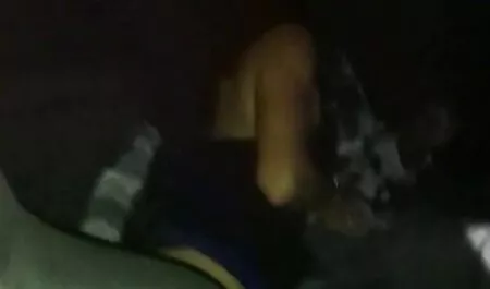 Tgirl felesége mutatja ki a kis mellek, apró ladyboy