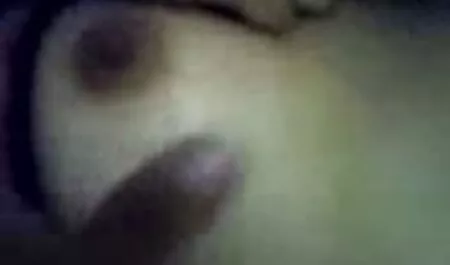 Két szerencsés öreg fasz fiatal Nadine szex a suliban Cay egy szőrös punci.