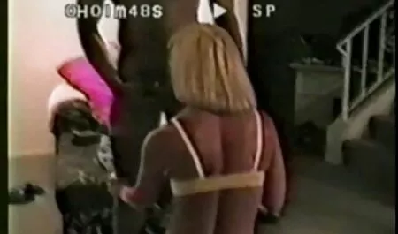 Két pisi sex leszbikus nyalja egymást a barátnő előtt.