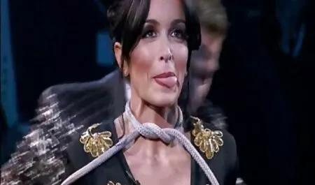 Egy pattogó régi pornó filmek ír piercing, egy hatalmas dildó, Mély torok.