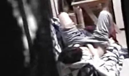 A szórakozóhely vezetője szép puncik visszaadta az adósságot az autóból.