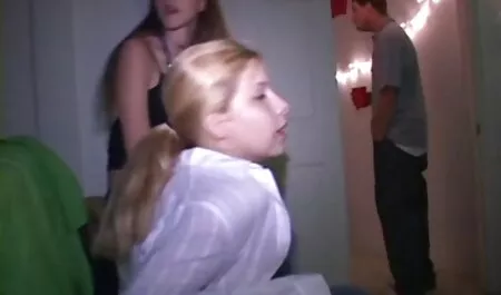 Barna csudaszep puncik Pisilő a lépcsőn