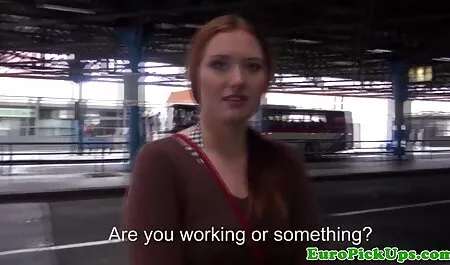 Brit MILF, szőke Lucy Gresty kitölti a seggét vékony csajok