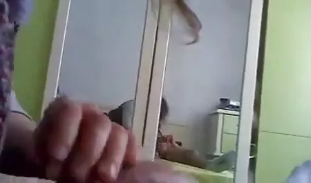 Nyalogatja pina porno kakasok a fürdőszobában