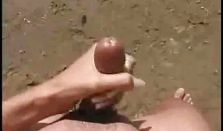 A szőke szereti a nagy kemény ököl sex faszt egy amatőr videóban.