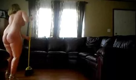 Forgó rendőr sex kamera modell vezet egy dildo