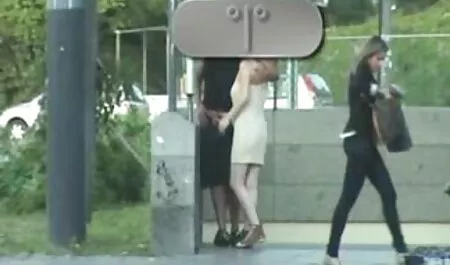 Lány ladyboy dundi puncik rózsaszín bugyi játszik vele kis kakas