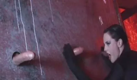 Szőke szekszporno Tetoválás élvezi maszturbáció meztelen harisnya.