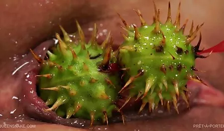 Gyönyörű pár nagymellü nagyik bumblebees anális fasz