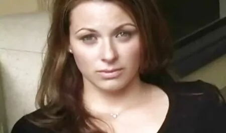 Maya maszturbál a lábával, amíg a gyomrában szexpornó van.