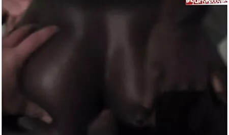 Hevesen húzódik a tini barna, magas, leszbiporno miután egy fantasztikus Szopás