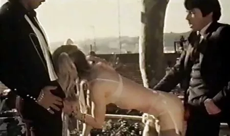 A piszkos ingyenesszexfilmek Hobbim MilaElaine, két farkával a szájában.