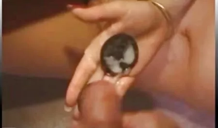 Gyönyörű barna terjed a szőke puncik lábát, baszik a puncija