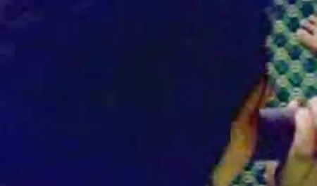 Apu sokat pornófilmek beszél Jessivel, majd elcsábítja durva szexbe.