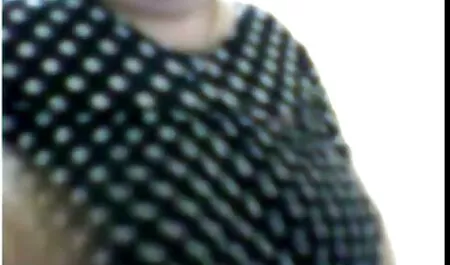 Aranyos lány simogatja a kis mell, pina maszti borotválkozik kerek segg