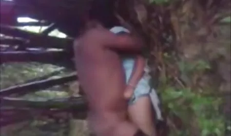 A forró rajzfilm sex szomszéd megmutatja a melleit, seggét.