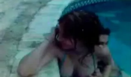 Szőke Milf maszturbál a konyhában. fekete pina