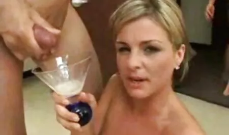 Gyönyörű szőke hölgy a szőrös szex szopást ülés