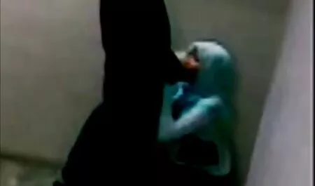 Elle szexi fehérneműben találkozott vele egy porno mobilra nagy szamárral rendelkező kisfia számára!