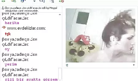 Egy nagyon kanos lány a webkamera előtt nagyon keményen sétál pornó anya fia az élő játékával.