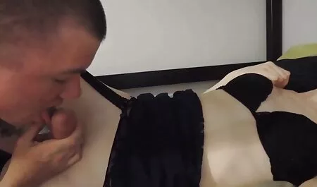 Csábító lány terjed sex oldalak a lábát egy kemény kakas