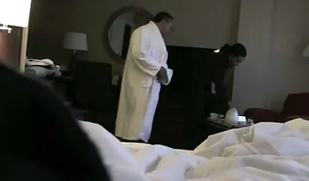Az öreg baszik szeksz filmek magyarul egy gyönyörű milf a kanapén.